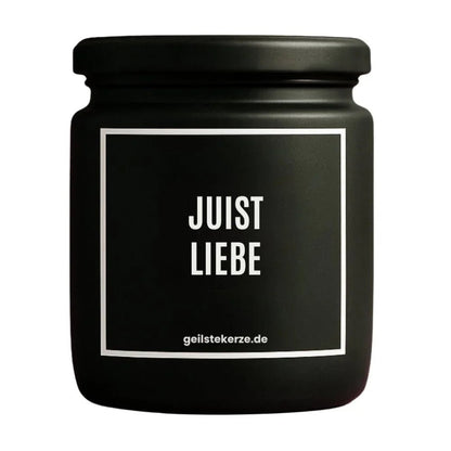 Duftkerze mit Spruch von geilstekerze ist der neue Geschenketrend. Diese witzige Kerze Vegane Bio-Kerze mit Spruch – JUIST LIEBE brennt mega lange sagenhafte 80 Stunde, hochwertige ätherische Öle schaffen beste Duftverteilung. Mit 1400 lustigen Sprüchen perfekt zum Verschenken. Handgemacht in Deutschland von geilstekerze.shop -Die beste Duftkerze die du kaufen kannst.