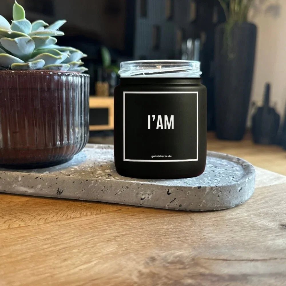 Duftkerze mit Spruch von geilstekerze ist der neue Geschenketrend. Diese witzige Kerze Vegane Bio-Kerze mit Spruch – JZ! I‘AM brennt mega lange sagenhafte 80 Stunde, hochwertige ätherische Öle schaffen beste Duftverteilung. Mit 1400 lustigen Sprüchen perfekt zum Verschenken. Handgemacht in Deutschland von geilstekerze.shop -Die beste Duftkerze die du kaufen kannst.