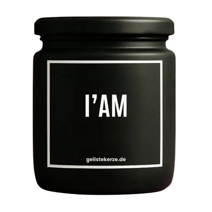 Duftkerze mit Spruch von geilstekerze ist der neue Geschenketrend. Diese witzige Kerze Vegane Bio-Kerze mit Spruch – JZ! I‘AM brennt mega lange sagenhafte 80 Stunde, hochwertige ätherische Öle schaffen beste Duftverteilung. Mit 1400 lustigen Sprüchen perfekt zum Verschenken. Handgemacht in Deutschland von geilstekerze.shop -Die beste Duftkerze die du kaufen kannst.