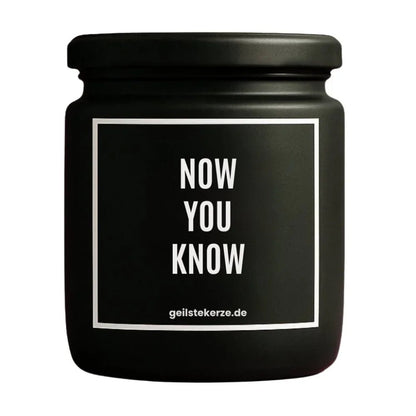 Duftkerze mit Spruch von geilstekerze ist der neue Geschenketrend. Diese witzige Kerze Vegane Bio-Kerze mit Spruch – JZ! NOW YOU KNOW brennt mega lange sagenhafte 80 Stunde, hochwertige ätherische Öle schaffen beste Duftverteilung. Mit 1400 lustigen Sprüchen perfekt zum Verschenken. Handgemacht in Deutschland von geilstekerze.shop -Die beste Duftkerze die du kaufen kannst.