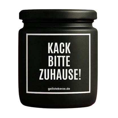 Duftkerze mit Spruch von geilstekerze ist der neue Geschenketrend. Diese witzige Kerze Vegane Bio-Kerze mit Spruch – KACK BITTE ZUHAUSE brennt mega lange sagenhafte 80 Stunde, hochwertige ätherische Öle schaffen beste Duftverteilung. Mit 1400 lustigen Sprüchen perfekt zum Verschenken. Handgemacht in Deutschland von geilstekerze.shop -Die beste Duftkerze die du kaufen kannst.