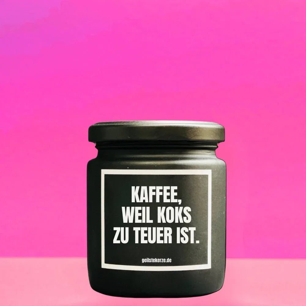 Duftkerze mit Spruch von geilstekerze ist der neue Geschenketrend. Diese witzige Kerze Vegane Bio-Kerze mit Spruch – KAFFEE WEIL KOKS ZU TEUER IST brennt mega lange sagenhafte 80 Stunde, hochwertige ätherische Öle schaffen beste Duftverteilung. Mit 1400 lustigen Sprüchen perfekt zum Verschenken. Handgemacht in Deutschland von geilstekerze.shop -Die beste Duftkerze die du kaufen kannst.