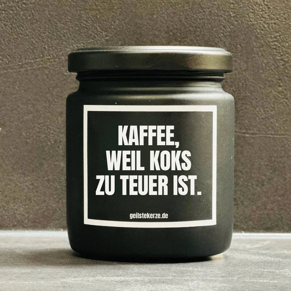 Duftkerze mit Spruch von geilstekerze ist der neue Geschenketrend. Diese witzige Kerze Vegane Bio-Kerze mit Spruch – KAFFEE WEIL KOKS ZU TEUER IST brennt mega lange sagenhafte 80 Stunde, hochwertige ätherische Öle schaffen beste Duftverteilung. Mit 1400 lustigen Sprüchen perfekt zum Verschenken. Handgemacht in Deutschland von geilstekerze.shop -Die beste Duftkerze die du kaufen kannst.