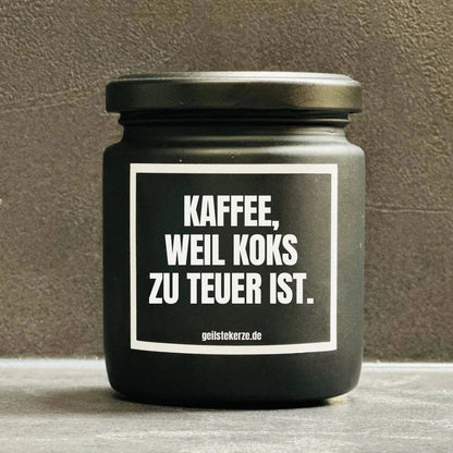 Duftkerze mit Spruch von geilstekerze ist der neue Geschenketrend. Diese witzige Kerze Vegane Bio-Kerze mit Spruch – KAFFEE WEIL KOKS ZU TEUER IST brennt mega lange sagenhafte 80 Stunde, hochwertige ätherische Öle schaffen beste Duftverteilung. Mit 1400 lustigen Sprüchen perfekt zum Verschenken. Handgemacht in Deutschland von geilstekerze.shop -Die beste Duftkerze die du kaufen kannst.
