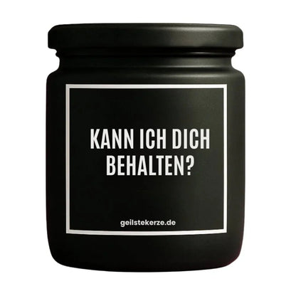 Duftkerze mit Spruch von geilstekerze ist der neue Geschenketrend. Diese witzige Kerze Vegane Bio-Kerze mit Spruch – KANN ICH DICH BEHALTEN brennt mega lange sagenhafte 80 Stunde, hochwertige ätherische Öle schaffen beste Duftverteilung. Mit 1400 lustigen Sprüchen perfekt zum Verschenken. Handgemacht in Deutschland von geilstekerze.shop -Die beste Duftkerze die du kaufen kannst.