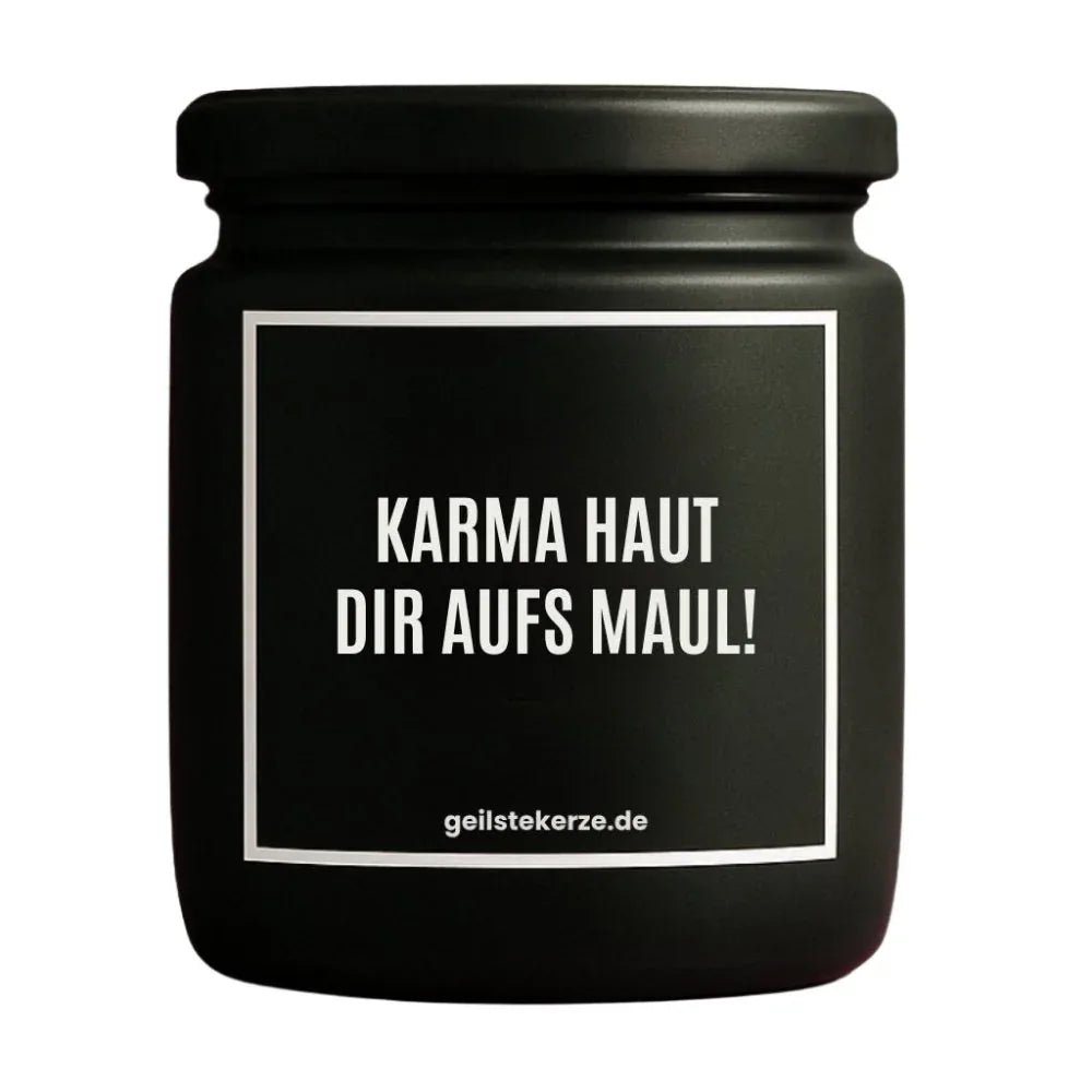 Duftkerze mit Spruch von geilstekerze ist der neue Geschenketrend. Diese witzige Kerze Vegane Bio-Kerze mit Spruch – KARMA HAUT DIR AUFS MAUL! brennt mega lange sagenhafte 80 Stunde, hochwertige ätherische Öle schaffen beste Duftverteilung. Mit 1400 lustigen Sprüchen perfekt zum Verschenken. Handgemacht in Deutschland von geilstekerze.shop -Die beste Duftkerze die du kaufen kannst.