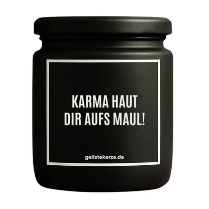 Duftkerze mit Spruch von geilstekerze ist der neue Geschenketrend. Diese witzige Kerze Vegane Bio-Kerze mit Spruch – KARMA HAUT DIR AUFS MAUL! brennt mega lange sagenhafte 80 Stunde, hochwertige ätherische Öle schaffen beste Duftverteilung. Mit 1400 lustigen Sprüchen perfekt zum Verschenken. Handgemacht in Deutschland von geilstekerze.shop -Die beste Duftkerze die du kaufen kannst.