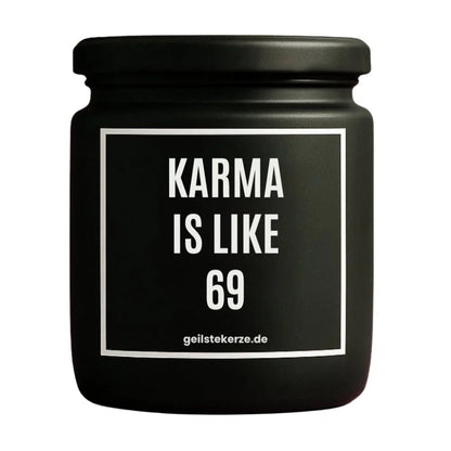 Duftkerze mit Spruch von geilstekerze ist der neue Geschenketrend. Diese witzige Kerze Vegane Bio-Kerze mit Spruch – KARMA IS LIKE 69 brennt mega lange sagenhafte 80 Stunde, hochwertige ätherische Öle schaffen beste Duftverteilung. Mit 1400 lustigen Sprüchen perfekt zum Verschenken. Handgemacht in Deutschland von geilstekerze.shop -Die beste Duftkerze die du kaufen kannst.