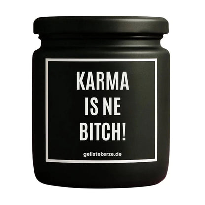 Duftkerze mit Spruch von geilstekerze ist der neue Geschenketrend. Diese witzige Kerze Vegane Bio-Kerze mit Spruch – KARMA IS NE BITCH! brennt mega lange sagenhafte 80 Stunde, hochwertige ätherische Öle schaffen beste Duftverteilung. Mit 1400 lustigen Sprüchen perfekt zum Verschenken. Handgemacht in Deutschland von geilstekerze.shop -Die beste Duftkerze die du kaufen kannst.