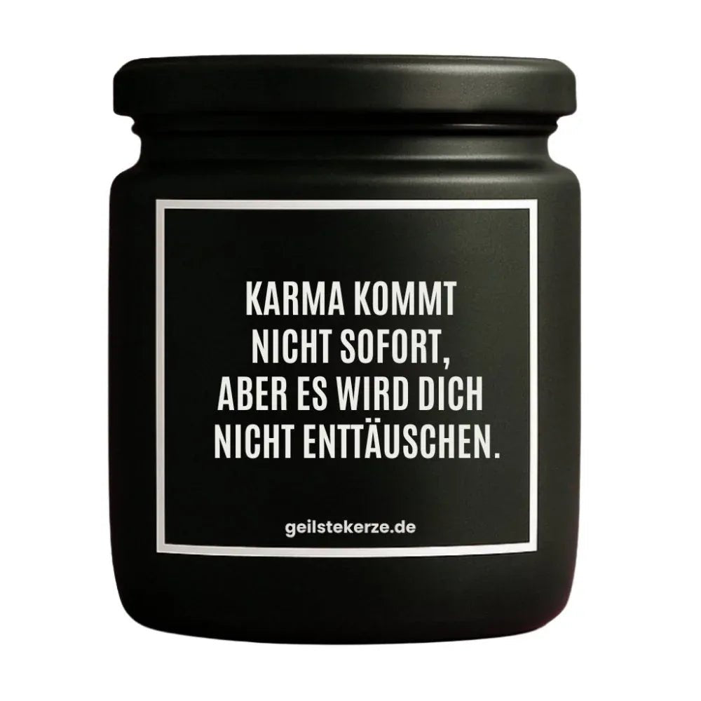Vegane Bio-Kerze mit Spruch – KARMA KOMMT NICHT SOFORT, ABER ES WIRD DICH NICHT ENTTÄUSCHEN.