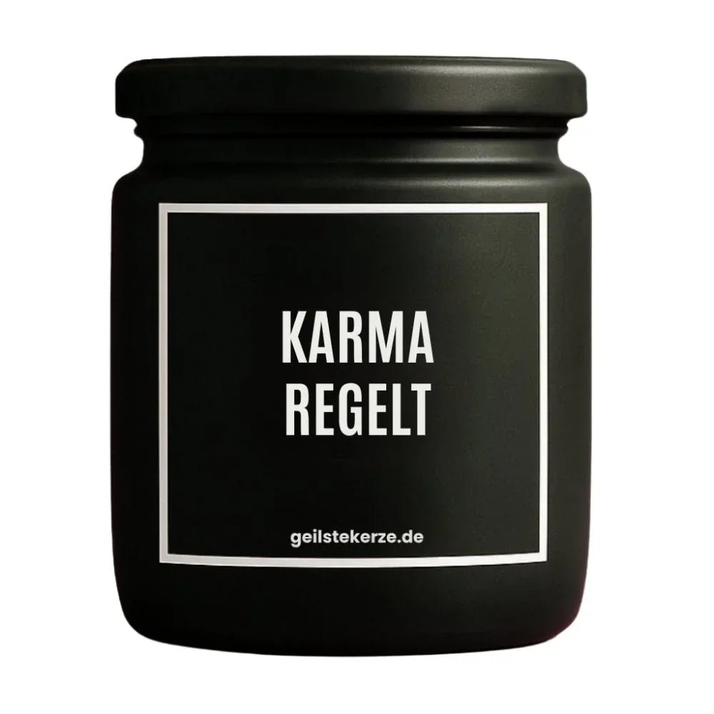 Duftkerze mit Spruch von geilstekerze ist der neue Geschenketrend. Diese witzige Kerze Vegane Bio-Kerze mit Spruch – KARMA REGELT brennt mega lange sagenhafte 80 Stunde, hochwertige ätherische Öle schaffen beste Duftverteilung. Mit 1400 lustigen Sprüchen perfekt zum Verschenken. Handgemacht in Deutschland von geilstekerze.shop -Die beste Duftkerze die du kaufen kannst.