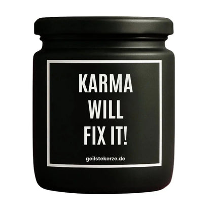 Duftkerze mit Spruch von geilstekerze ist der neue Geschenketrend. Diese witzige Kerze Vegane Bio-Kerze mit Spruch – KARMA WILL FIX IT! brennt mega lange sagenhafte 80 Stunde, hochwertige ätherische Öle schaffen beste Duftverteilung. Mit 1400 lustigen Sprüchen perfekt zum Verschenken. Handgemacht in Deutschland von geilstekerze.shop -Die beste Duftkerze die du kaufen kannst.