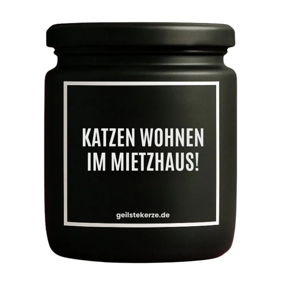 Duftkerze mit Spruch von geilstekerze ist der neue Geschenketrend. Diese witzige Kerze Vegane Bio-Kerze mit Spruch – KATZEN WOHNEN IM MIETZHAUS! brennt mega lange sagenhafte 80 Stunde, hochwertige ätherische Öle schaffen beste Duftverteilung. Mit 1400 lustigen Sprüchen perfekt zum Verschenken. Handgemacht in Deutschland von geilstekerze.shop -Die beste Duftkerze die du kaufen kannst.