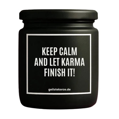 Duftkerze mit Spruch von geilstekerze ist der neue Geschenketrend. Diese witzige Kerze Vegane Bio-Kerze mit Spruch – KEEP CALM AND LET KARMA FINISH IT! brennt mega lange sagenhafte 80 Stunde, hochwertige ätherische Öle schaffen beste Duftverteilung. Mit 1400 lustigen Sprüchen perfekt zum Verschenken. Handgemacht in Deutschland von geilstekerze.shop -Die beste Duftkerze die du kaufen kannst.