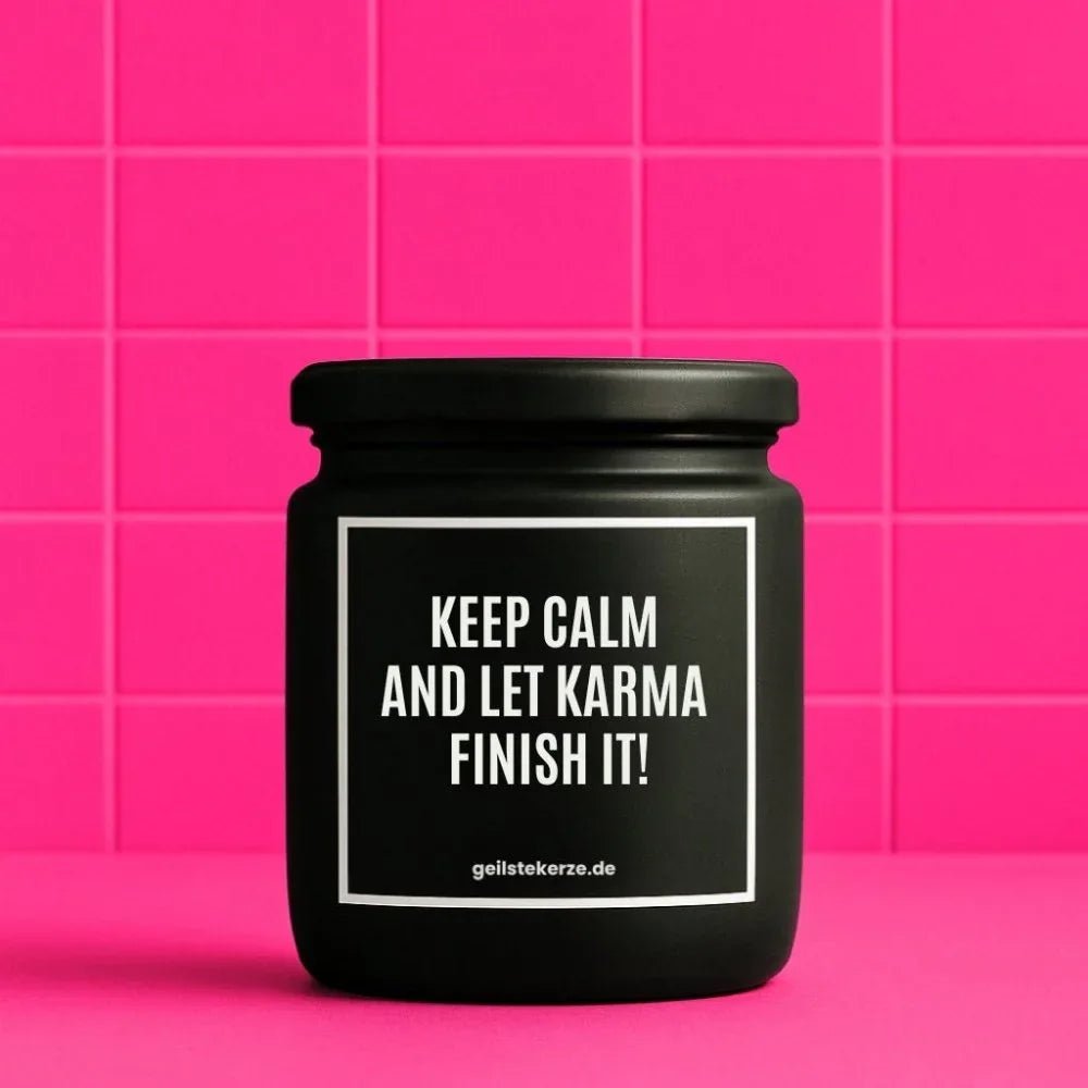 Duftkerze mit Spruch von geilstekerze ist der neue Geschenketrend. Diese witzige Kerze Vegane Bio-Kerze mit Spruch – KEEP CALM AND LET KARMA FINISH IT! brennt mega lange sagenhafte 80 Stunde, hochwertige ätherische Öle schaffen beste Duftverteilung. Mit 1400 lustigen Sprüchen perfekt zum Verschenken. Handgemacht in Deutschland von geilstekerze.shop -Die beste Duftkerze die du kaufen kannst.