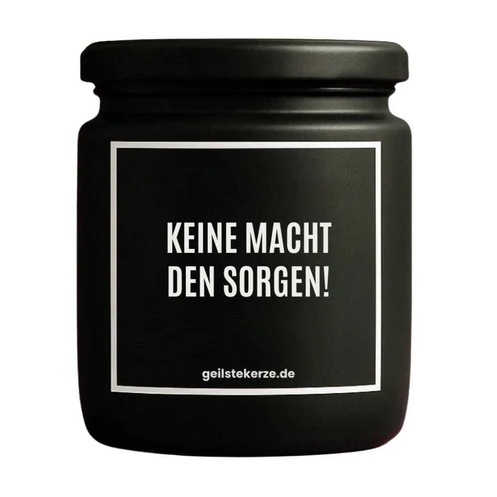 Duftkerze mit Spruch von geilstekerze ist der neue Geschenketrend. Diese witzige Kerze Vegane Bio-Kerze mit Spruch – KEINE MACHT DEN SORGEN! brennt mega lange sagenhafte 80 Stunde, hochwertige ätherische Öle schaffen beste Duftverteilung. Mit 1400 lustigen Sprüchen perfekt zum Verschenken. Handgemacht in Deutschland von geilstekerze.shop -Die beste Duftkerze die du kaufen kannst.
