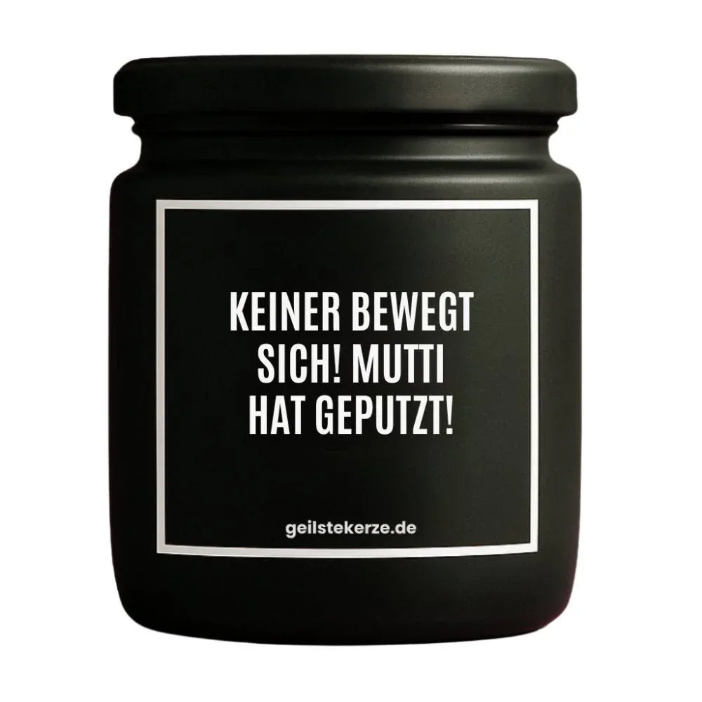 Duftkerze mit Spruch von geilstekerze ist der neue Geschenketrend. Diese witzige Kerze Vegane Bio-Kerze mit Spruch – KEINER BEWEGT SICH! MUTTI HAT GEPUTZT! brennt mega lange sagenhafte 80 Stunde, hochwertige ätherische Öle schaffen beste Duftverteilung. Mit 1400 lustigen Sprüchen perfekt zum Verschenken. Handgemacht in Deutschland von geilstekerze.shop -Die beste Duftkerze die du kaufen kannst.