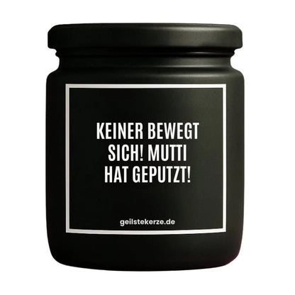 Duftkerze mit Spruch von geilstekerze ist der neue Geschenketrend. Diese witzige Kerze Vegane Bio-Kerze mit Spruch – KEINER BEWEGT SICH! MUTTI HAT GEPUTZT! brennt mega lange sagenhafte 80 Stunde, hochwertige ätherische Öle schaffen beste Duftverteilung. Mit 1400 lustigen Sprüchen perfekt zum Verschenken. Handgemacht in Deutschland von geilstekerze.shop -Die beste Duftkerze die du kaufen kannst.