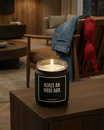 Duftkerze mit Spruch von geilstekerze ist der neue Geschenketrend. Diese witzige Kerze Vegane Bio-Kerze mit Spruch – KERZE AN HOSE AUS. brennt mega lange sagenhafte 80 Stunde, hochwertige ätherische Öle schaffen beste Duftverteilung. Mit 1400 lustigen Sprüchen perfekt zum Verschenken. Handgemacht in Deutschland von geilstekerze.shop -Die beste Duftkerze die du kaufen kannst.