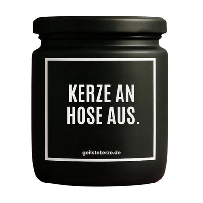 Duftkerze mit Spruch von geilstekerze ist der neue Geschenketrend. Diese witzige Kerze Vegane Bio-Kerze mit Spruch – KERZE AN HOSE AUS. brennt mega lange sagenhafte 80 Stunde, hochwertige ätherische Öle schaffen beste Duftverteilung. Mit 1400 lustigen Sprüchen perfekt zum Verschenken. Handgemacht in Deutschland von geilstekerze.shop -Die beste Duftkerze die du kaufen kannst.