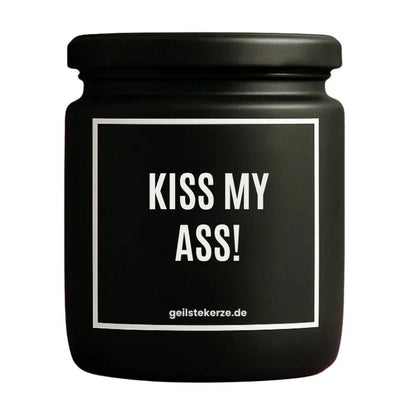 Duftkerze mit Spruch von geilstekerze ist der neue Geschenketrend. Diese witzige Kerze Vegane Bio-Kerze mit Spruch – KISS MY ASS! brennt mega lange sagenhafte 80 Stunde, hochwertige ätherische Öle schaffen beste Duftverteilung. Mit 1400 lustigen Sprüchen perfekt zum Verschenken. Handgemacht in Deutschland von geilstekerze.shop -Die beste Duftkerze die du kaufen kannst.