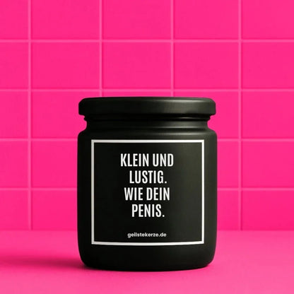 Duftkerze mit Spruch von geilstekerze ist der neue Geschenketrend. Diese witzige Kerze Vegane Bio-Kerze mit Spruch – KLEIN UND LUSTIG. WIE DEIN PENIS. brennt mega lange sagenhafte 80 Stunde, hochwertige ätherische Öle schaffen beste Duftverteilung. Mit 1400 lustigen Sprüchen perfekt zum Verschenken. Handgemacht in Deutschland von geilstekerze.shop -Die beste Duftkerze die du kaufen kannst.