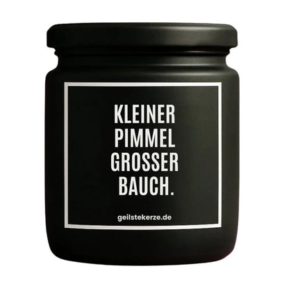 Duftkerze mit Spruch von geilstekerze ist der neue Geschenketrend. Diese witzige Kerze Vegane Bio-Kerze mit Spruch – KLEINER PIMMEL GROSSER BAUCH brennt mega lange sagenhafte 80 Stunde, hochwertige ätherische Öle schaffen beste Duftverteilung. Mit 1400 lustigen Sprüchen perfekt zum Verschenken. Handgemacht in Deutschland von geilstekerze.shop -Die beste Duftkerze die du kaufen kannst.