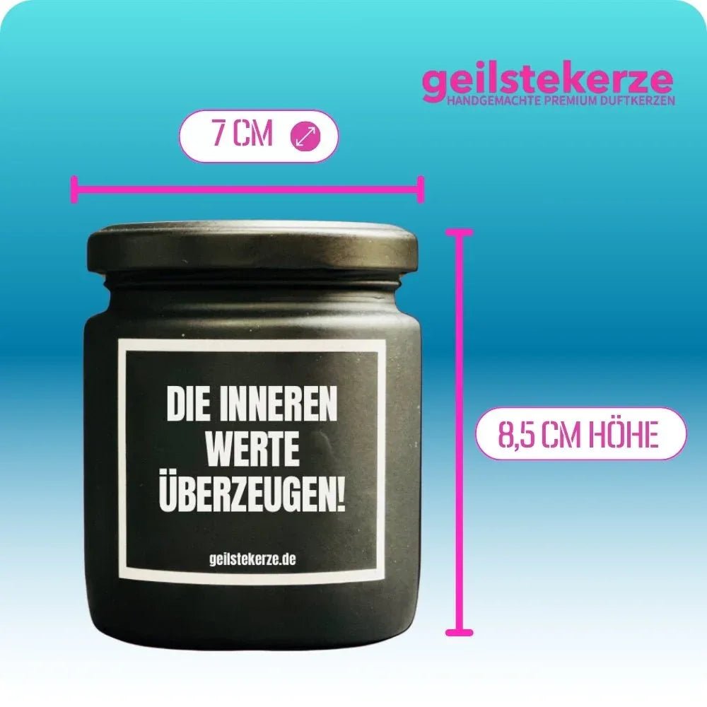 Duftkerze mit Spruch von geilstekerze ist der neue Geschenketrend. Diese witzige Kerze Vegane Bio-Kerze mit Spruch – KLEINER PIMMEL GROSSER BAUCH brennt mega lange sagenhafte 80 Stunde, hochwertige ätherische Öle schaffen beste Duftverteilung. Mit 1400 lustigen Sprüchen perfekt zum Verschenken. Handgemacht in Deutschland von geilstekerze.shop -Die beste Duftkerze die du kaufen kannst.