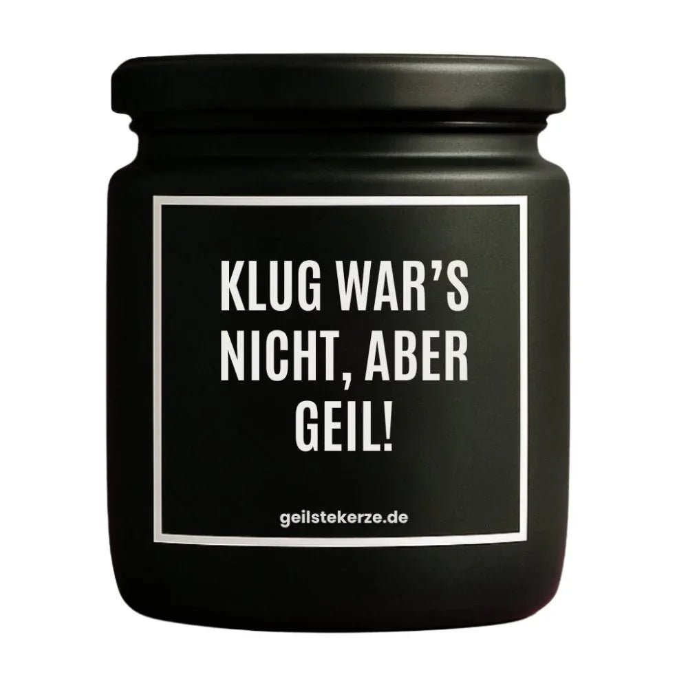 Duftkerze mit Spruch von geilstekerze ist der neue Geschenketrend. Diese witzige Kerze Vegane Bio-Kerze mit Spruch – KLUG WARS NICHT, ABER GEIL! brennt mega lange sagenhafte 80 Stunde, hochwertige ätherische Öle schaffen beste Duftverteilung. Mit 1400 lustigen Sprüchen perfekt zum Verschenken. Handgemacht in Deutschland von geilstekerze.shop -Die beste Duftkerze die du kaufen kannst.