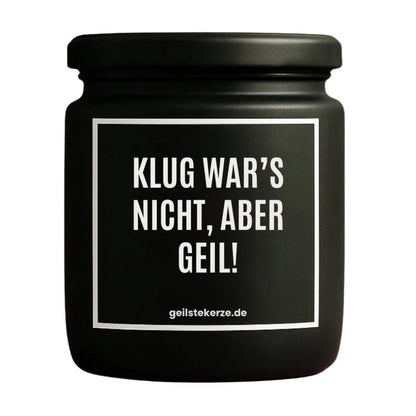 Duftkerze mit Spruch von geilstekerze ist der neue Geschenketrend. Diese witzige Kerze Vegane Bio-Kerze mit Spruch – KLUG WARS NICHT, ABER GEIL! brennt mega lange sagenhafte 80 Stunde, hochwertige ätherische Öle schaffen beste Duftverteilung. Mit 1400 lustigen Sprüchen perfekt zum Verschenken. Handgemacht in Deutschland von geilstekerze.shop -Die beste Duftkerze die du kaufen kannst.