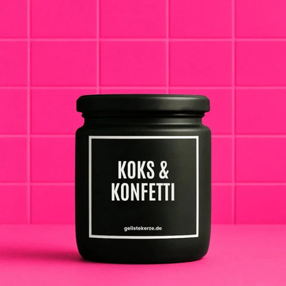 Duftkerze mit Spruch von geilstekerze ist der neue Geschenketrend. Diese witzige Kerze Vegane Bio-Kerze mit Spruch – KOKS & KONFETTI brennt mega lange sagenhafte 80 Stunde, hochwertige ätherische Öle schaffen beste Duftverteilung. Mit 1400 lustigen Sprüchen perfekt zum Verschenken. Handgemacht in Deutschland von geilstekerze.shop -Die beste Duftkerze die du kaufen kannst.