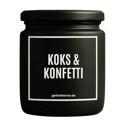 Duftkerze mit Spruch von geilstekerze ist der neue Geschenketrend. Diese witzige Kerze Vegane Bio-Kerze mit Spruch – KOKS & KONFETTI brennt mega lange sagenhafte 80 Stunde, hochwertige ätherische Öle schaffen beste Duftverteilung. Mit 1400 lustigen Sprüchen perfekt zum Verschenken. Handgemacht in Deutschland von geilstekerze.shop -Die beste Duftkerze die du kaufen kannst.