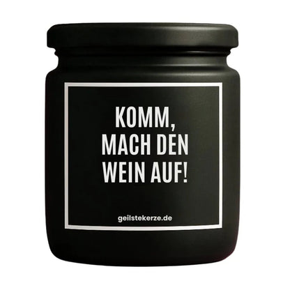 Duftkerze mit Spruch von geilstekerze ist der neue Geschenketrend. Diese witzige Kerze Vegane Bio-Kerze mit Spruch – KOMM, MACH DEN WEIN AUF! brennt mega lange sagenhafte 80 Stunde, hochwertige ätherische Öle schaffen beste Duftverteilung. Mit 1400 lustigen Sprüchen perfekt zum Verschenken. Handgemacht in Deutschland von geilstekerze.shop -Die beste Duftkerze die du kaufen kannst.