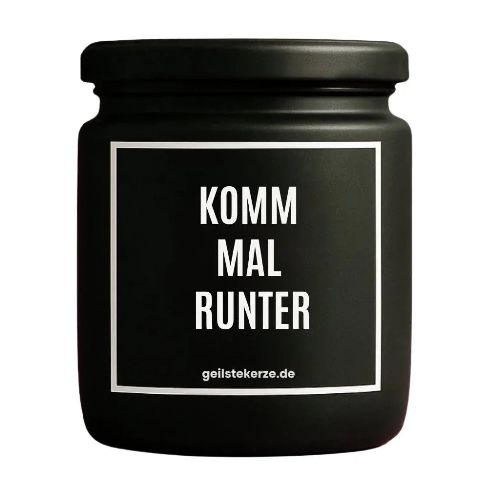 Duftkerze mit Spruch von geilstekerze ist der neue Geschenketrend. Diese witzige Kerze Vegane Bio-Kerze mit Spruch – KOMM MAL RUNTER brennt mega lange sagenhafte 80 Stunde, hochwertige ätherische Öle schaffen beste Duftverteilung. Mit 1400 lustigen Sprüchen perfekt zum Verschenken. Handgemacht in Deutschland von geilstekerze.shop -Die beste Duftkerze die du kaufen kannst.