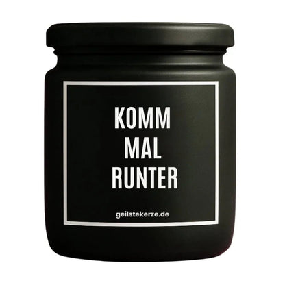 Duftkerze mit Spruch von geilstekerze ist der neue Geschenketrend. Diese witzige Kerze Vegane Bio-Kerze mit Spruch – KOMM MAL RUNTER brennt mega lange sagenhafte 80 Stunde, hochwertige ätherische Öle schaffen beste Duftverteilung. Mit 1400 lustigen Sprüchen perfekt zum Verschenken. Handgemacht in Deutschland von geilstekerze.shop -Die beste Duftkerze die du kaufen kannst.