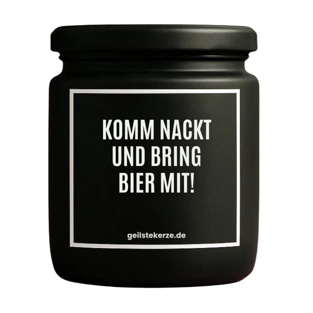 Duftkerze mit Spruch von geilstekerze ist der neue Geschenketrend. Diese witzige Kerze Vegane Bio-Kerze mit Spruch – KOMM NACKT UND BRING BIER MIT! brennt mega lange sagenhafte 80 Stunde, hochwertige ätherische Öle schaffen beste Duftverteilung. Mit 1400 lustigen Sprüchen perfekt zum Verschenken. Handgemacht in Deutschland von geilstekerze.shop -Die beste Duftkerze die du kaufen kannst.