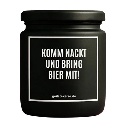 Duftkerze mit Spruch von geilstekerze ist der neue Geschenketrend. Diese witzige Kerze Vegane Bio-Kerze mit Spruch – KOMM NACKT UND BRING BIER MIT! brennt mega lange sagenhafte 80 Stunde, hochwertige ätherische Öle schaffen beste Duftverteilung. Mit 1400 lustigen Sprüchen perfekt zum Verschenken. Handgemacht in Deutschland von geilstekerze.shop -Die beste Duftkerze die du kaufen kannst.