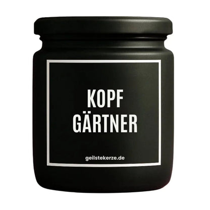 Duftkerze mit Spruch von geilstekerze ist der neue Geschenketrend. Diese witzige Kerze Vegane Bio-Kerze mit Spruch – KOPFGÄRTNER brennt mega lange sagenhafte 80 Stunde, hochwertige ätherische Öle schaffen beste Duftverteilung. Mit 1400 lustigen Sprüchen perfekt zum Verschenken. Handgemacht in Deutschland von geilstekerze.shop -Die beste Duftkerze die du kaufen kannst.