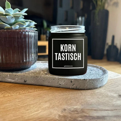 Duftkerze mit Spruch von geilstekerze ist der neue Geschenketrend. Diese witzige Kerze Vegane Bio-Kerze mit Spruch – KORNTASTISCH brennt mega lange sagenhafte 80 Stunde, hochwertige ätherische Öle schaffen beste Duftverteilung. Mit 1400 lustigen Sprüchen perfekt zum Verschenken. Handgemacht in Deutschland von geilstekerze.shop -Die beste Duftkerze die du kaufen kannst.