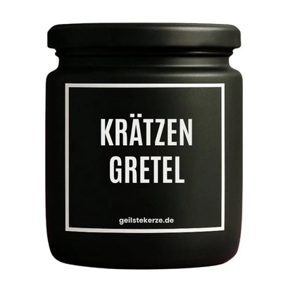 Duftkerze mit Spruch von geilstekerze ist der neue Geschenketrend. Diese witzige Kerze Vegane Bio-Kerze mit Spruch – KRÄTZENGRETEL brennt mega lange sagenhafte 80 Stunde, hochwertige ätherische Öle schaffen beste Duftverteilung. Mit 1400 lustigen Sprüchen perfekt zum Verschenken. Handgemacht in Deutschland von geilstekerze.shop -Die beste Duftkerze die du kaufen kannst.