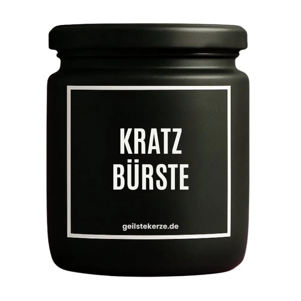 Duftkerze mit Spruch von geilstekerze ist der neue Geschenketrend. Diese witzige Kerze Vegane Bio-Kerze mit Spruch – KRATZBÜRSTE brennt mega lange sagenhafte 80 Stunde, hochwertige ätherische Öle schaffen beste Duftverteilung. Mit 1400 lustigen Sprüchen perfekt zum Verschenken. Handgemacht in Deutschland von geilstekerze.shop -Die beste Duftkerze die du kaufen kannst.