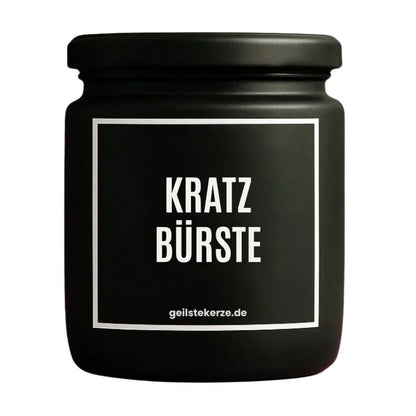 Duftkerze mit Spruch von geilstekerze ist der neue Geschenketrend. Diese witzige Kerze Vegane Bio-Kerze mit Spruch – KRATZBÜRSTE brennt mega lange sagenhafte 80 Stunde, hochwertige ätherische Öle schaffen beste Duftverteilung. Mit 1400 lustigen Sprüchen perfekt zum Verschenken. Handgemacht in Deutschland von geilstekerze.shop -Die beste Duftkerze die du kaufen kannst.
