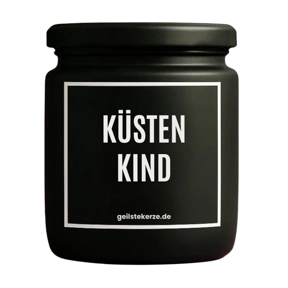 Duftkerze mit Spruch von geilstekerze ist der neue Geschenketrend. Diese witzige Kerze Vegane Bio-Kerze mit Spruch – KÜSTENKIND brennt mega lange sagenhafte 80 Stunde, hochwertige ätherische Öle schaffen beste Duftverteilung. Mit 1400 lustigen Sprüchen perfekt zum Verschenken. Handgemacht in Deutschland von geilstekerze.shop -Die beste Duftkerze die du kaufen kannst.