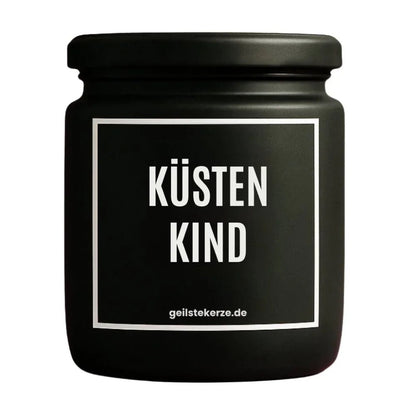 Duftkerze mit Spruch von geilstekerze ist der neue Geschenketrend. Diese witzige Kerze Vegane Bio-Kerze mit Spruch – KÜSTENKIND brennt mega lange sagenhafte 80 Stunde, hochwertige ätherische Öle schaffen beste Duftverteilung. Mit 1400 lustigen Sprüchen perfekt zum Verschenken. Handgemacht in Deutschland von geilstekerze.shop -Die beste Duftkerze die du kaufen kannst.