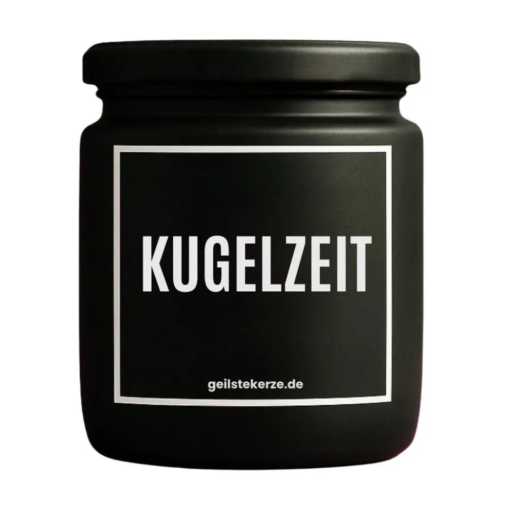 Duftkerze mit Spruch von geilstekerze ist der neue Geschenketrend. Diese witzige Kerze Vegane Bio-Kerze mit Spruch – KUGELZEIT brennt mega lange sagenhafte 80 Stunde, hochwertige ätherische Öle schaffen beste Duftverteilung. Mit 1400 lustigen Sprüchen perfekt zum Verschenken. Handgemacht in Deutschland von geilstekerze.shop -Die beste Duftkerze die du kaufen kannst.