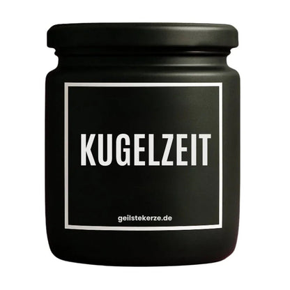 Duftkerze mit Spruch von geilstekerze ist der neue Geschenketrend. Diese witzige Kerze Vegane Bio-Kerze mit Spruch – KUGELZEIT brennt mega lange sagenhafte 80 Stunde, hochwertige ätherische Öle schaffen beste Duftverteilung. Mit 1400 lustigen Sprüchen perfekt zum Verschenken. Handgemacht in Deutschland von geilstekerze.shop -Die beste Duftkerze die du kaufen kannst.