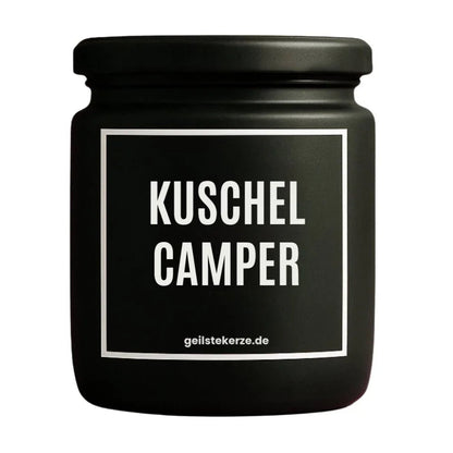 Duftkerze mit Spruch von geilstekerze ist der neue Geschenketrend. Diese witzige Kerze Vegane Bio-Kerze mit Spruch – KUSCHEL CAMPER brennt mega lange sagenhafte 80 Stunde, hochwertige ätherische Öle schaffen beste Duftverteilung. Mit 1400 lustigen Sprüchen perfekt zum Verschenken. Handgemacht in Deutschland von geilstekerze.shop -Die beste Duftkerze die du kaufen kannst.
