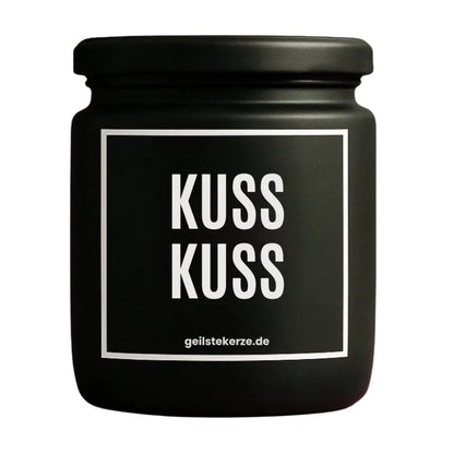 Duftkerze mit Spruch von geilstekerze ist der neue Geschenketrend. Diese witzige Kerze Vegane Bio-Kerze mit Spruch – KUSS KUSS brennt mega lange sagenhafte 80 Stunde, hochwertige ätherische Öle schaffen beste Duftverteilung. Mit 1400 lustigen Sprüchen perfekt zum Verschenken. Handgemacht in Deutschland von geilstekerze.shop -Die beste Duftkerze die du kaufen kannst.