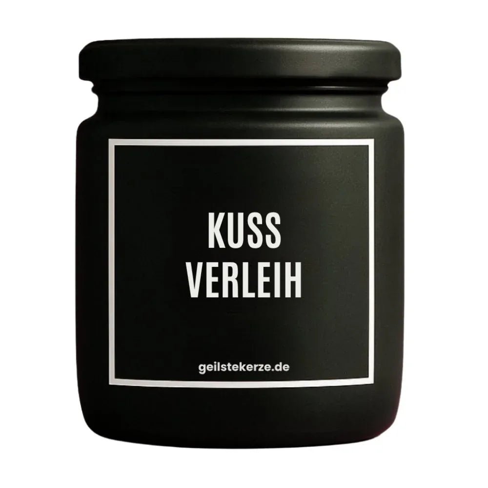 Duftkerze mit Spruch von geilstekerze ist der neue Geschenketrend. Diese witzige Kerze Vegane Bio-Kerze mit Spruch – KUSS VERLEIH brennt mega lange sagenhafte 80 Stunde, hochwertige ätherische Öle schaffen beste Duftverteilung. Mit 1400 lustigen Sprüchen perfekt zum Verschenken. Handgemacht in Deutschland von geilstekerze.shop -Die beste Duftkerze die du kaufen kannst.