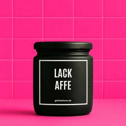 Duftkerze mit Spruch von geilstekerze ist der neue Geschenketrend. Diese witzige Kerze Vegane Bio-Kerze mit Spruch – LACKAFFE brennt mega lange sagenhafte 80 Stunde, hochwertige ätherische Öle schaffen beste Duftverteilung. Mit 1400 lustigen Sprüchen perfekt zum Verschenken. Handgemacht in Deutschland von geilstekerze.shop -Die beste Duftkerze die du kaufen kannst.